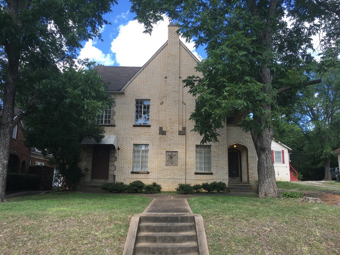 1208 S Broadway Ave, Tyler, TX 75701 Townhome Rentals in Tyler TX