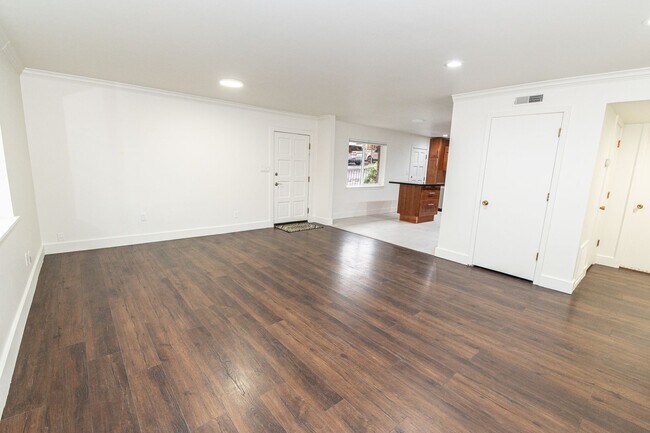 Building Photo - Stylish City Retreat on Iconic South Templ...