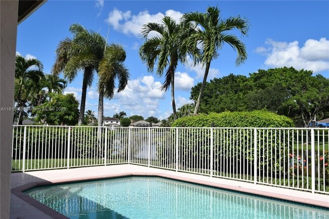 Foto del edificio - 991 Crestview Cir