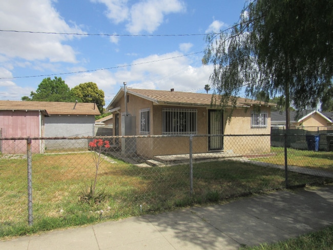 Building Photo - 607 S Plum Ave