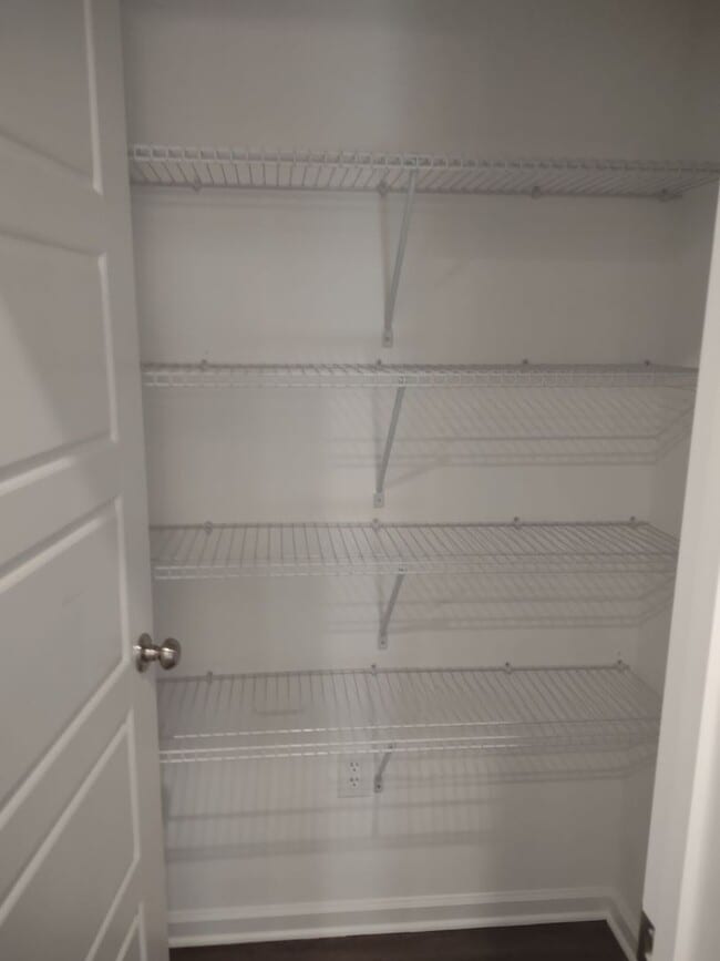 Building Photo - MOVE IN SPECIAL!**** 1/2 OF 1ST MONTH RENT...