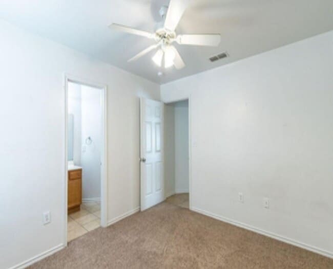 Building Photo - Private 3 Bedroom 3 Bath