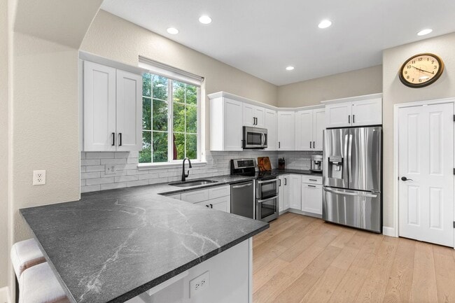 Building Photo - Spacious 5-Bedroom Home with Modern Upgrad...