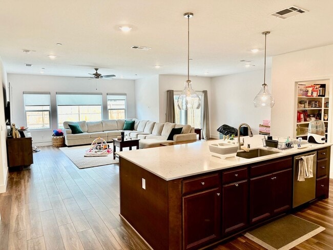 Foto del edificio - 3 br, 2 bath House - 5853 E Truman Ave