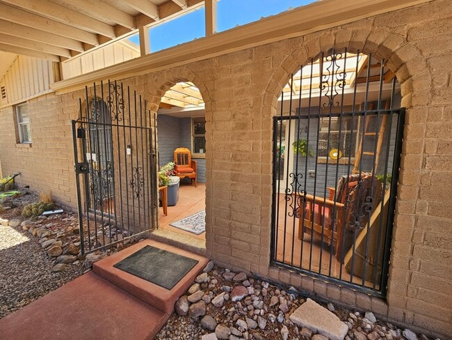 Building Photo - Unique location, breathtaking views, wonde...