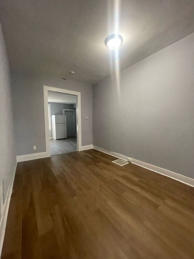 Foto del edificio - Three Bedroom One Bathroom Ready For ASAP Move In