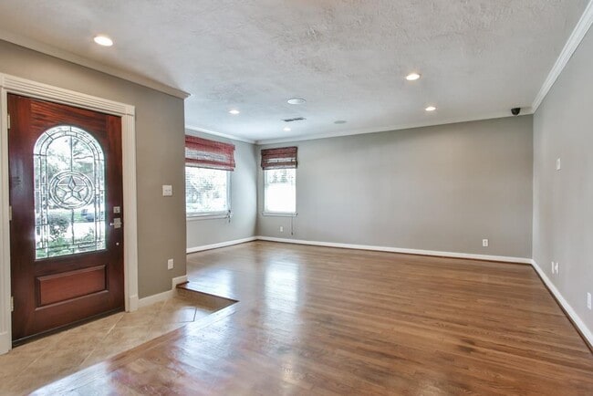Building Photo - 4614 Maple St