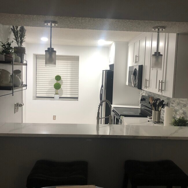 Foto del edificio - 327 Lake Placid Ct