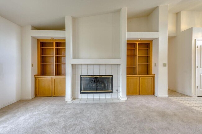 Foto del edificio - SPACIOUS 3 BED 2.5 BATH HOUSE WITH 3 CAR GARAGE