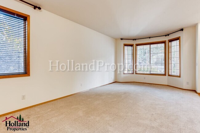 Building Photo - Charming Single-Family, freshly painted an...
