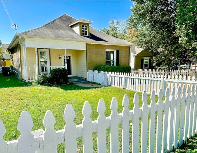 Building Photo - 924 Spain Ave