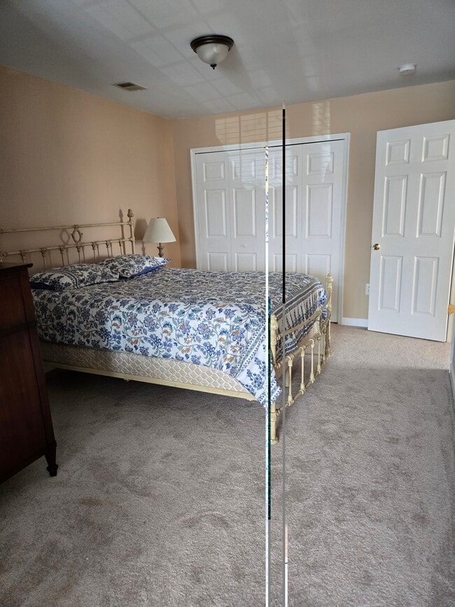 Building Photo - 222 N View Cir