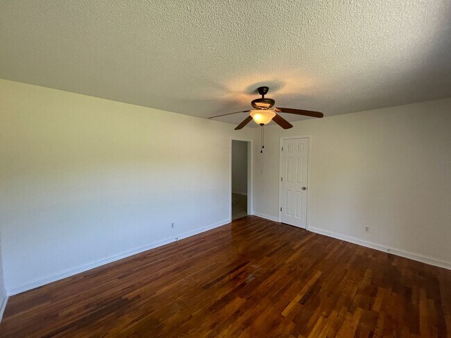 Foto del edificio - Freshly painted 3 bedroom 1.5 bath house with very large yard!  Pet Friendly!