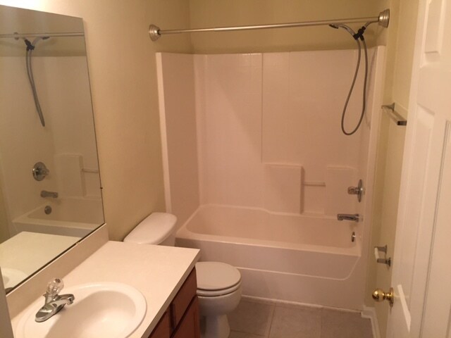 Las duchas son de color blanquecino. No color melocotón. - 9690 Amarante Cir