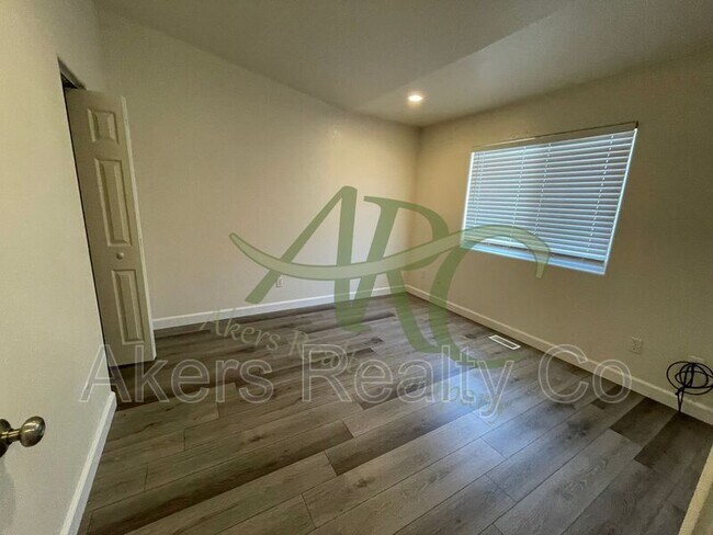 Foto del edificio - 951 S Harmony Ln