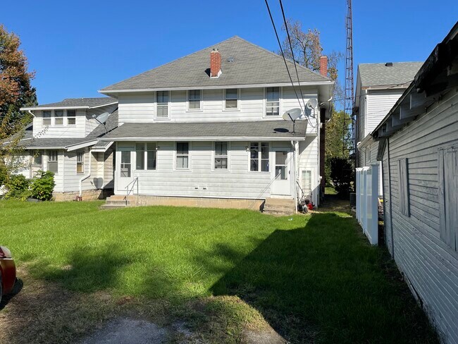 Vista trasera con zona de aparcamiento - 118 E Raymond St