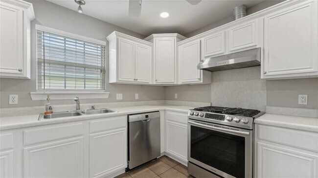 Building Photo - 905 SW Arrowhead Dr