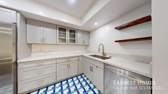 Building Photo - 6752 Hillpark Dr