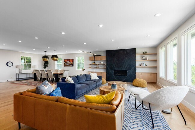 Foto del edificio - Stunning 5-Bedroom Modern Home with Panora...