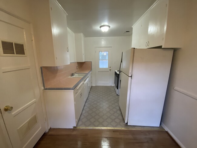 Building Photo - 2475 N Beachwood Dr