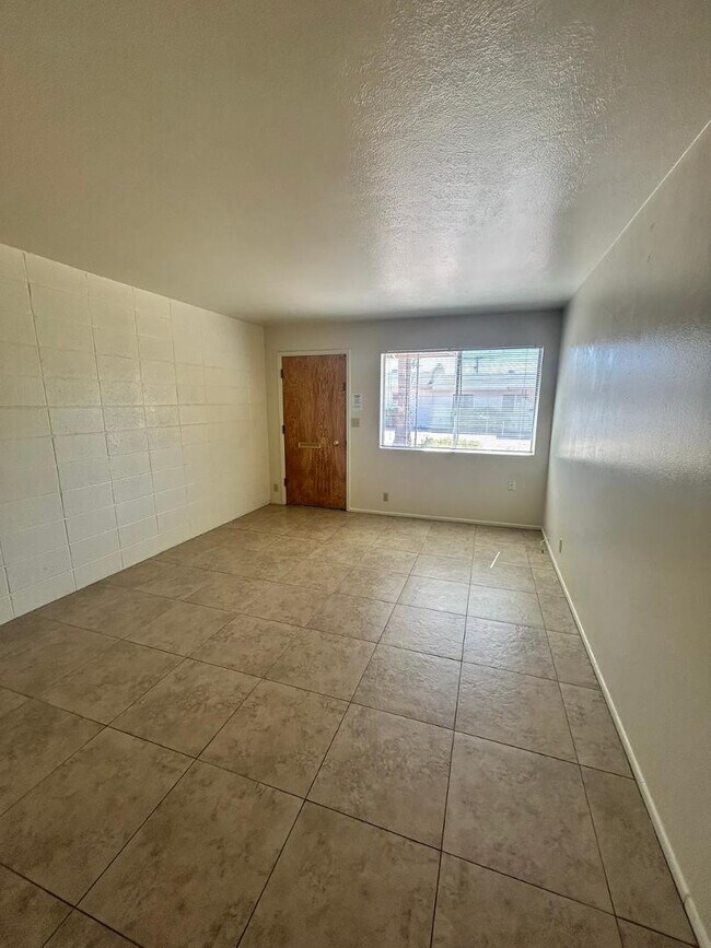 Building Photo - 5233 E University Dr