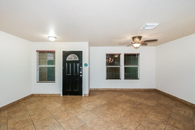 Building Photo - 5027 Oak Briar Ln