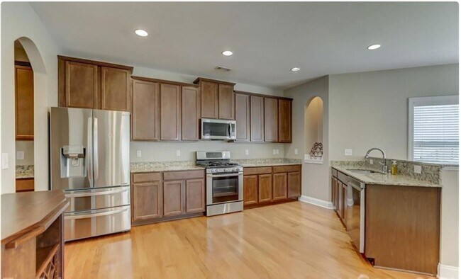 Building Photo - newly updated SFH with no carpet