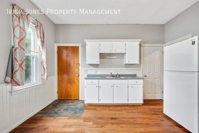 Building Photo - 11 Laverack Ave