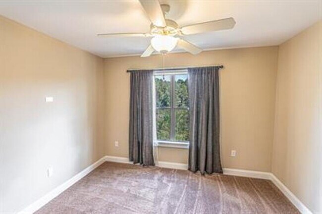 Foto del edificio - 90 Cypress Cir