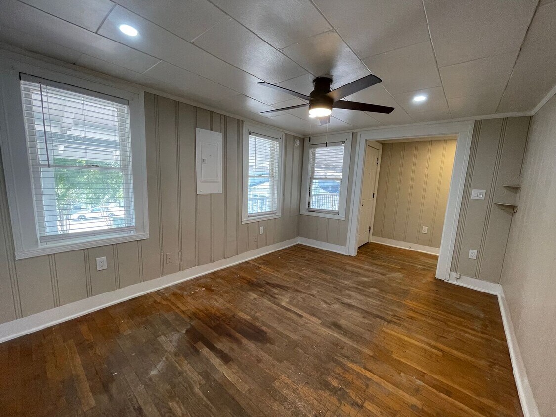 Foto principal - Simply the BEST! Adorable 1 Bedroom/1 Bath...