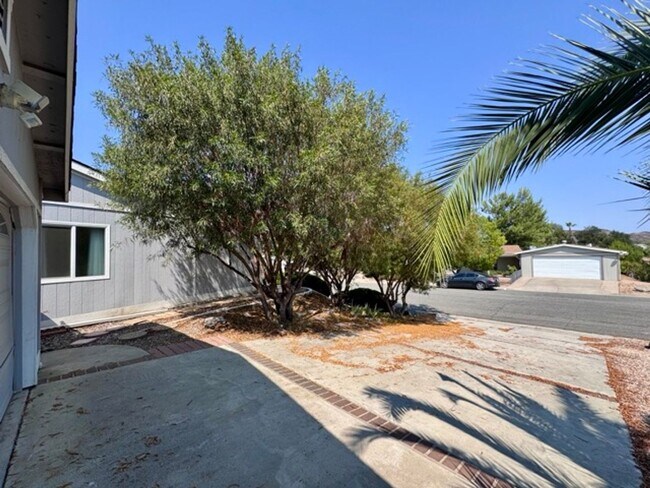 Building Photo - 3 Bedroom Home for LEASE located in The Fa...