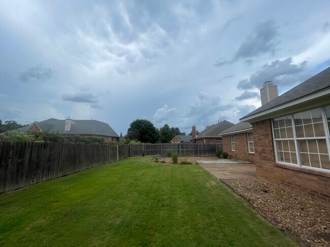 Building Photo - $300 OFF FIRST MONTHS RENT!