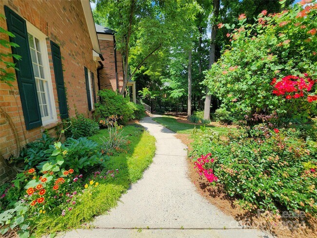 Foto del edificio - 1624 Chadmore Ln NW