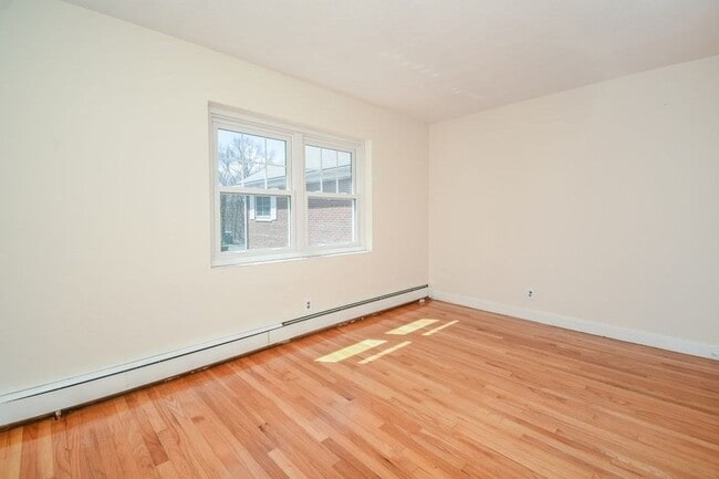 Building Photo - 122 Emerson Gardens Rd