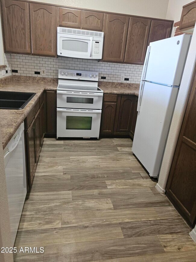 Foto del edificio - 4451 Big Bend St