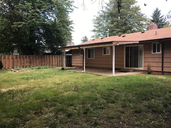 Building Photo - Single-Level Gresham Home / Large Backyard...
