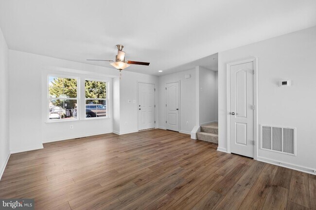 Building Photo - 456 Peleton St