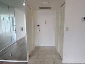 Building Photo - 800 Parkview Dr