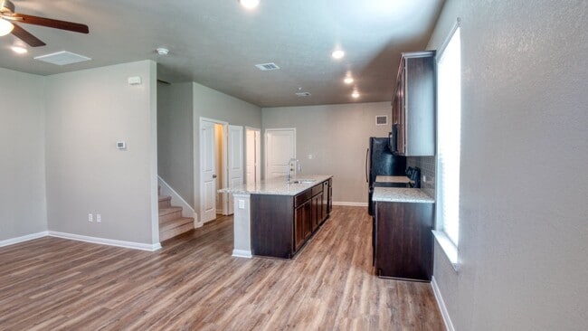 Building Photo - Spacious Townhome Available For the New Year!