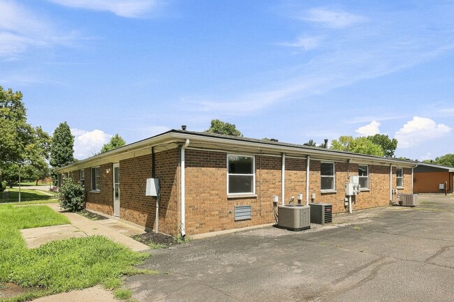 Building Photo - 2408-2414-2414 Red Coach Dr