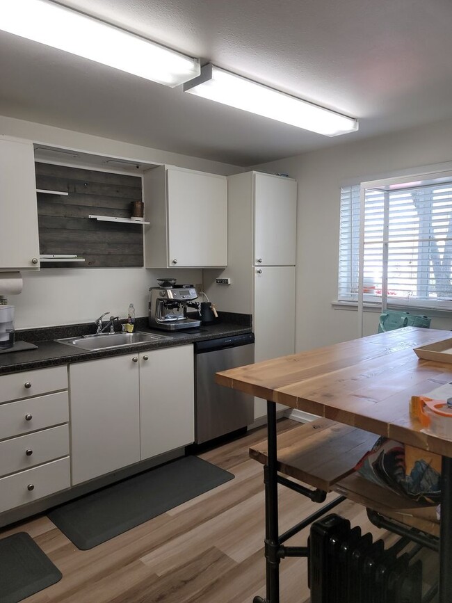 Building Photo - Darling ground floor 1 bed/1 bath in downt...
