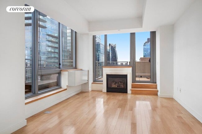 Building Photo - 225 W 60th St