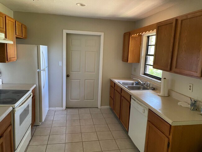 Foto del edificio - 2 bedroom 2 bath with huge storage area