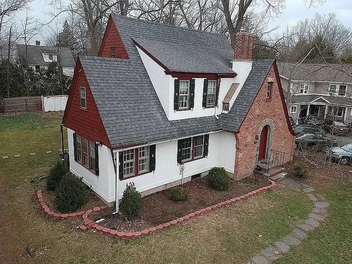 Primary Photo - 768 N Pleasant St
