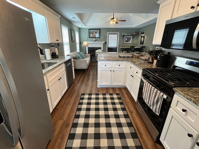 Foto del edificio - Home Away From Home - Furnished Rental