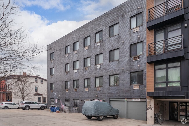 Building Photo - 39  Suydam Street