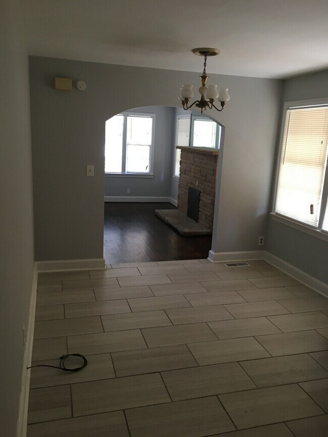 Building Photo - Newly renovated home