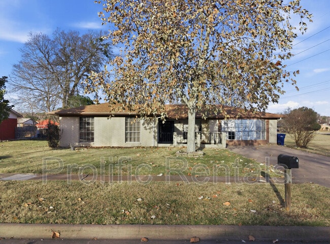 Building Photo - 610 Creek St