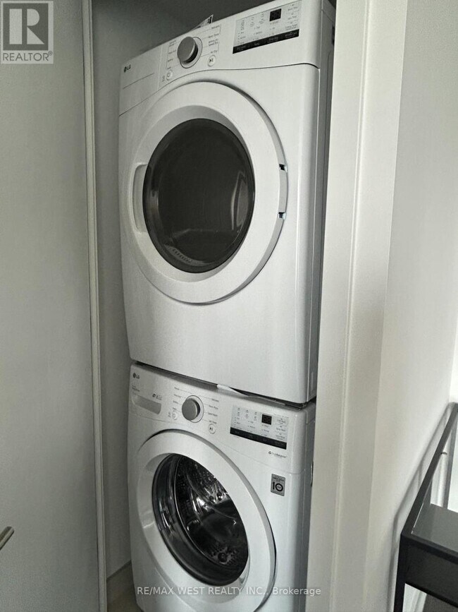 Building Photo - 130 River St