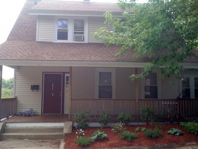 Building Photo - 70 Larch St